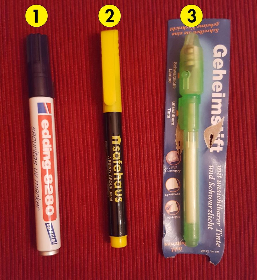 Trois modèles de stylo UV.